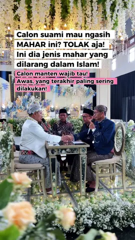 Ternyata ada loh mahar yang dilarang dalam Islam karena bertentangan dengan syariat, yaitu:  1. MAHAR DARI HASIL RIBA Mahar yang diperoleh dari hasil riba (pinjaman berbunga, pinjaman bank, atau transaksi haram) tidak diperbolehkan dalam islam. 2. MAHAR BERUPA UANG ATAU JASA HARAM Mahar tidak boleh bertentangan dengan syariat islam, seperti minuman keras atau makanan haram, barang hasil curian atau korupsi, dan jasa yang mengandung maksiat 3. MAHAR YANG TIDAK JELAS (GHARAR) Mahar harus jelas besaran dan jumlahnya. 4. MAHAR YANG HARUS DIKEMBALIKAN Mahar adalah hak istri, jadi tidak ada syarat yang mengharuskan mahar tersebut dikembalikan ke suami atau keluarganya setelah akad.  5. MAHAR YANG TERLALU BERLEBIHAN Menentukan besaran mahar yang terlalu banyak hingga memberatkan calon suami, tidak diperkenankan dalam islam. Samara wedding service solusi anti repot untuk kamu yang gamau ribet cari vendor satu-satu. Dengan paket wedding all in yang bervariasi, bisa pilih sesuai dengan kebutuhan kamu? Yuk konsultasi & amankan tanggalmu sekarang! WA MinSa ada di link bio @samara.weddingservice ? #weddingplanner #weddingpackage #weddingvendor #weddingplannerdemak #weddingdemak       