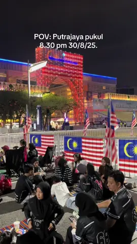 Terbaik rakyat Malaysia sanggup bermalam demi upacara merdeka esok!!#merdeka#harikemerdekaanmalaysia #putrajaya #harikebangsaan2025🇲🇾 