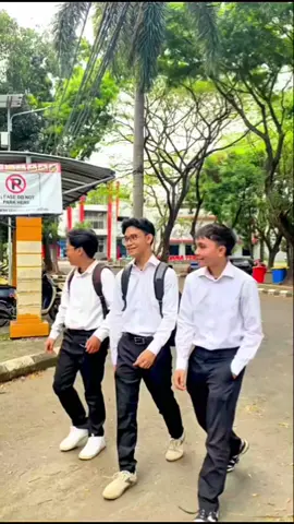 [A Short Recap Flashback Mahasiswa Baru Teknik Elektro⚡] Momen menjadi mahasiswa baru adalah langkah awal perjalanan panjang di dunia perkuliahan.  Dari awal perkenalan hingga adaptasi, setiap langkah membawa pengalaman berharga yang membentuk kebersamaan di keluarga besar Teknik Elektro. Sebuah memori yang patut dikenang, sebagai pijakan menuju masa depan yang lebih gemilang.🙌🏻 Kabinet Akashma Himatro Unila 2025 . . #himatro  #universitaslampung  #teknikelektro  #teknikinformatika  #mahasiswabaru 