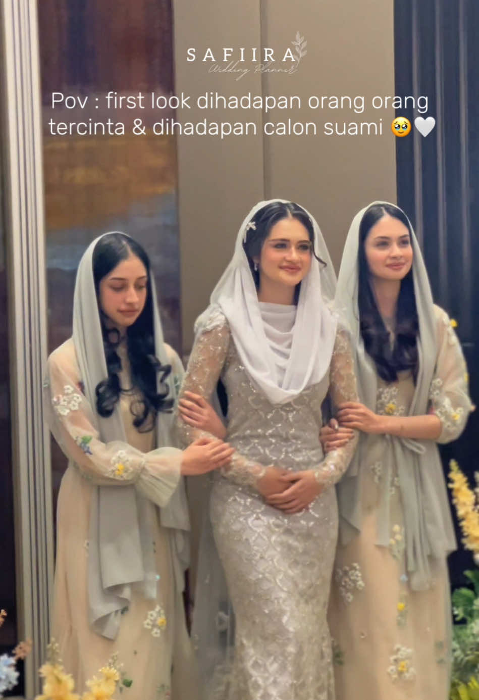 Definisi kamu tidak hanya dicintai dia , tapi juga bersama dengan keluarga keluarganya! 😍🥰  congrats ya cantik @innajufry semoga lancar sampai hari H nanti 🤍 #safiiraweddingplanner #weddingorganizer #khitbah #engagement #dekorasipernikahan 