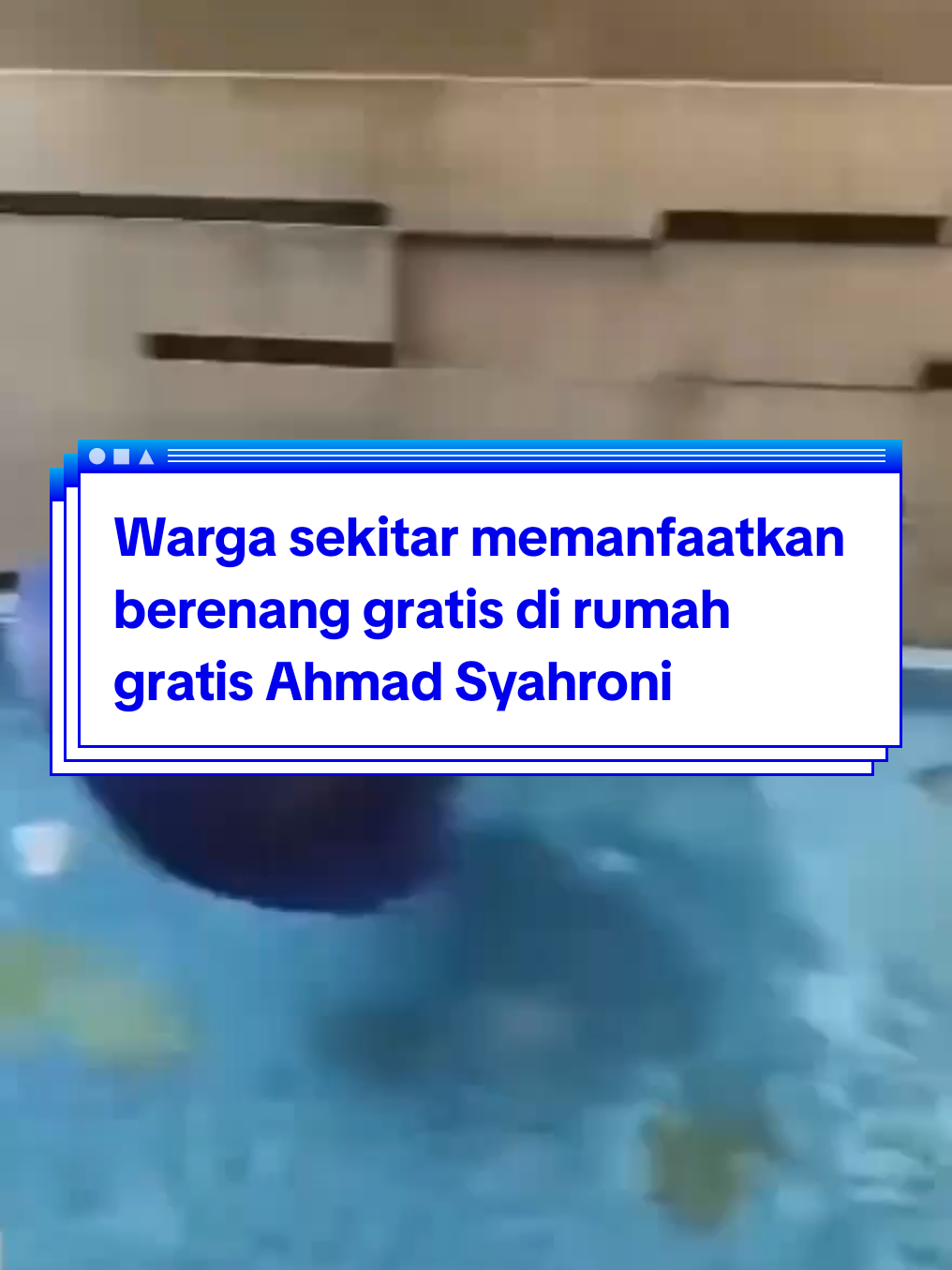 Warga sekitar memanfaatkan berenang gratis di rumah gratis Ahmad Syahroni
