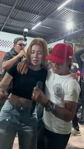 Lanjut dari kejadian kemarin sitanyol dengan dode chanel, akhirnya kita di damaikan oleh Agung Ketut Rai pada event adu panco di booth Yamaha Custom War 2025  Maaf banget atas kegaduhannya, tp aman bangeeettt… se’PECAH itu acara di booth Yamaha hari ini, kira kira ada yg liat kegilaan kita disana???  #rumahgadgetbali #videolucu #customwar2025 #yamaha #promomakangajian #fyp 