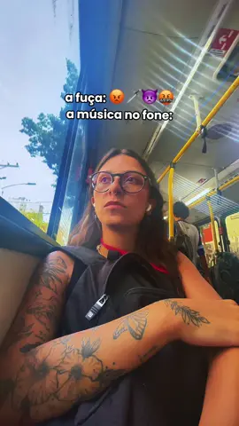 Não ironicamente essa era a música no fone 