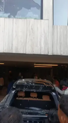Beginilah klau rakyat sudah marah kediaman Sharoni pun di hancurkan.