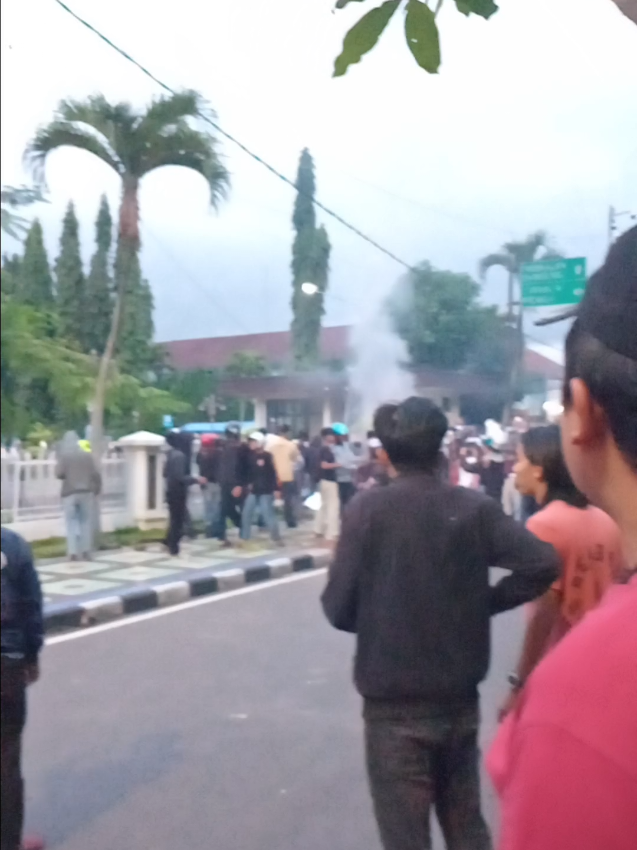 Aksi di DPRD ciamis tadi sore #aksi  #demo  #dprdciamis  #polisi  #brimob 