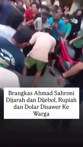 Brankas berisi uang milik Ahmad Sahroni di kediamannya, Tanjung Priok, Jakarta Utara, dijebol saat rumahnya digeruduk massa pada Sabtu (30/8/2025) sore. Dalam rekaman yang beredar, tampak uang pecahan rupiah hingga dolar AS disawer dan dibagi-bagikan kepada warga di sekitar lokasi.