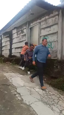 Anggota DPRD Kebumen keluar dari pintu belakang saat demo berlangsung. #dprd #demo 