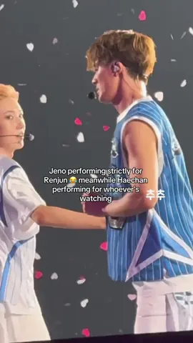 Jeno glancing at Renjun, making sure he caught every move 🥰😍 Meanwhile, Haechan’s vibing in his own little world 🤣😂 #nctdream #ncthaechan #nctjeno #nctrenjun #thedreamshow4 