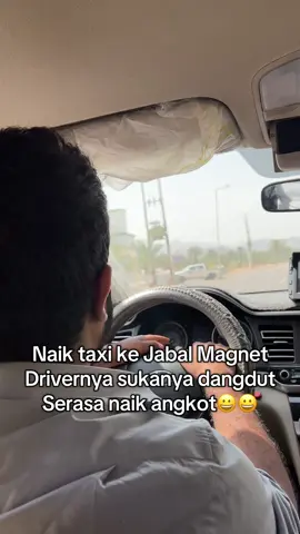 Waktu naik langsung ditanya: “Indonesia?” Pas udah dijawab “yes” langsung dia nyetel dangdut dan jedag jedug sepanjang jalan😀😀 #umroh2023 #jabalmagnet #medina 