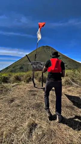 jangan kalah sama yg duduk di kursi senayan, jogetin aja 🤘#capcut #mtbekel1238mdpl #pendakiindonesia #mtpenanggungan1653mdpl 
