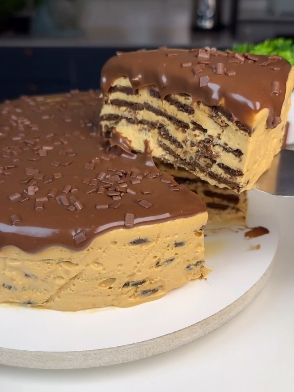 Chocotorta Argentina Ingredientes 500g de cream cheese 500g de doce de leite (com boa consistência) 1 xícara de café coado sem açúcar Biscoito ou bolacha maisena de chocolate 150g de chocolate 100g de creme de leite  #chocotortas  #confeitaria #rendaextra  #instagram   #tiktok   Credito: @mais_receitas_