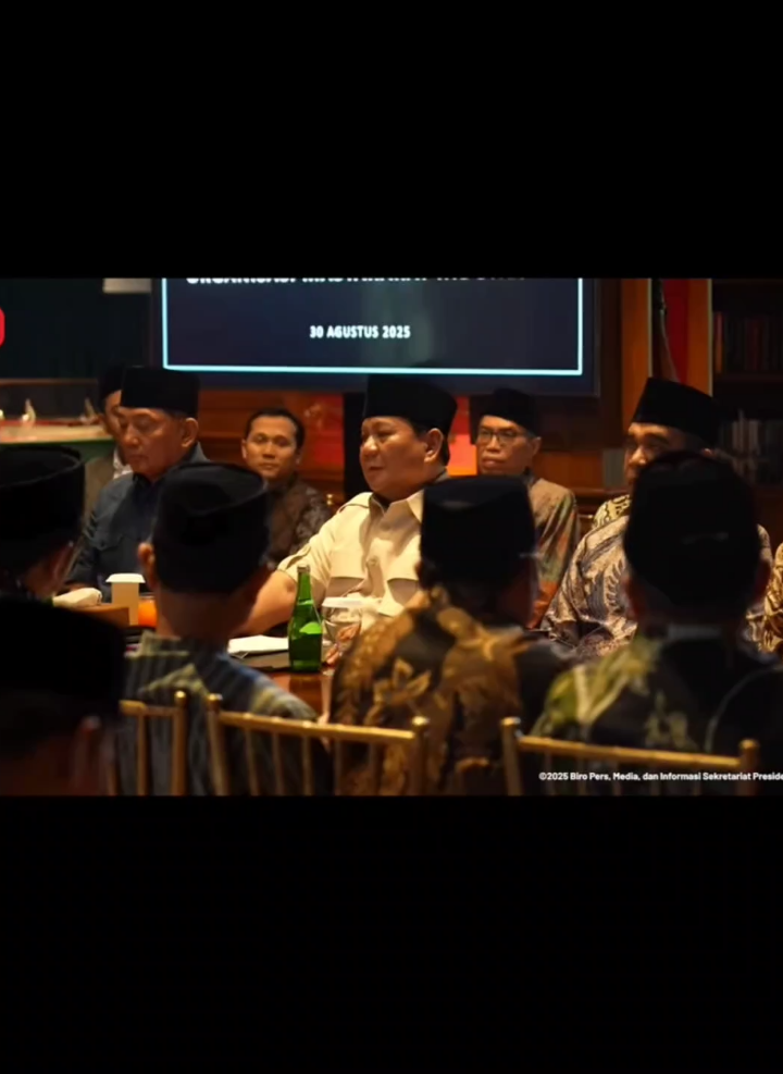 Lihatlah Bapak tetap selalu memikirkan rakyatnya🥺Bapak hanya ingin Rakyatnya damai,sejahtera dan Makmur🥺bapak pasti juga sedih liat keadaan Tanah Air tercinta seperti ini🥺