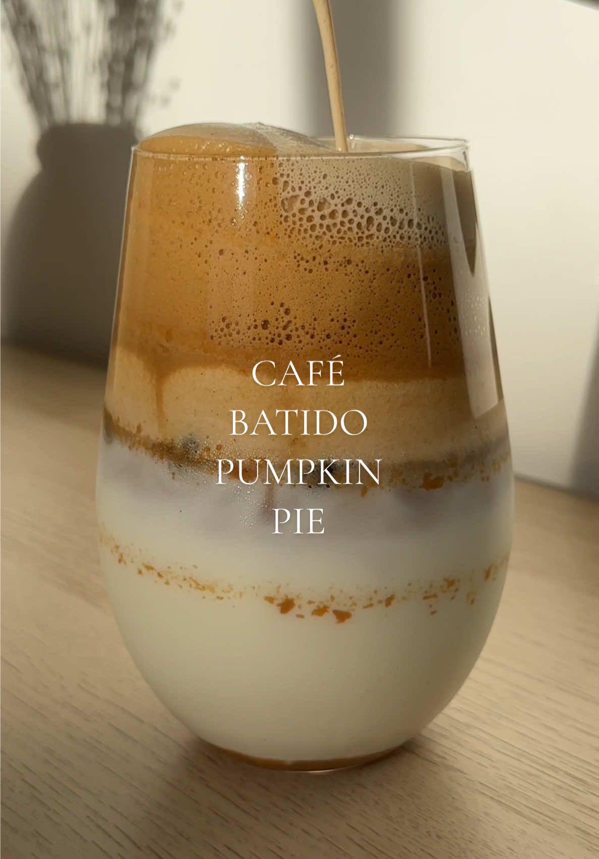 Café batido con especia pumpkin pie y vainilla ☕️🍂💛 Ingredientes: •crema de frutos secos •hielos •leche •para la crema de café: 2 cucharas de café instantáneo, 1 cuchara panela/azúcar moreno y cubrir con agua •nata de cocina •esencia de vainilla •1 cucharita pumpkin pie •pumpkin pie por encima para decorar Y listo 🥰 #asmr #cafe #coffee #coffeetiktok #coffeetime 