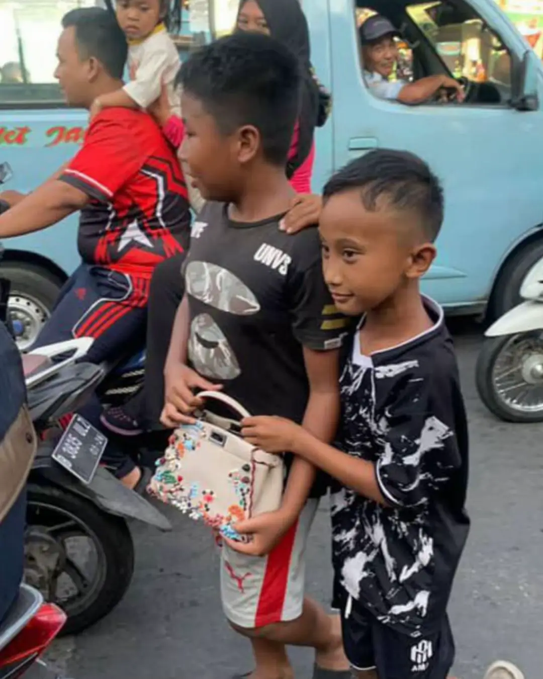 Ini dia harga barang-barang jarahan rumah sahroni yang diambil warga. Dari tas branded sampai boneka labubu pun juga ikut diambil warga #sahroni #jarahrumahsahroni #dpr #ahmadsahroni #indonesia 