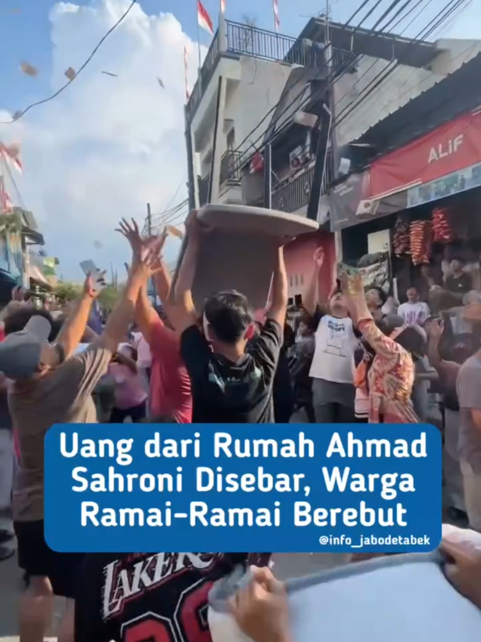 Dalam kericuhan di rumah anggota Komisi III DPR RI sekaligus politikus Partai NasDem, Ahmad Sahroni, massa tidak hanya merusak dan menjarah barang-barang, tetapi juga mendapatkan uang di dalam rumahnya. Dalam rekaman video yang beredar, terlihat uang tersebut kemudian disebar ke luar rumah, membuat warga sekitar langsung berebut mengumpulkan lembaran uang yang berhamburan.