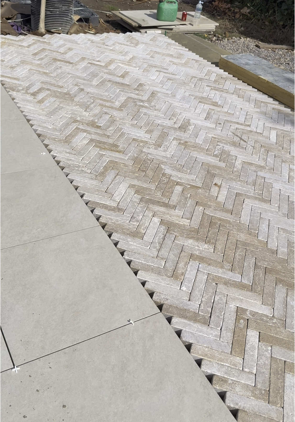 Love at first sight 😍 #construction #landscape #work #views #fypシ゚viral🖤tiktok #satisfyingvideo #contentcreator #asmr #asmrsounds #asmrvideo #landscaping #garden #gardening #gardenproject #shqiptaretneperbote🇦🇱🌍 #clay #claypavers #paving #bricktok #bricks #pavers #concrete #modern 