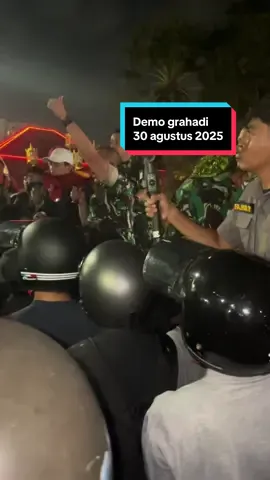 30 agustus 2025, Kita tunggu janji Bpk komandan TNI AD, untuk bawa Bpk Kapolres Jatim ke gedung Grahadi & membebaskan saudara kita yg di tahan karena demo tadi malam. #demosurabayahariini #demo #surabaya #grahadisurabaya #dpr 