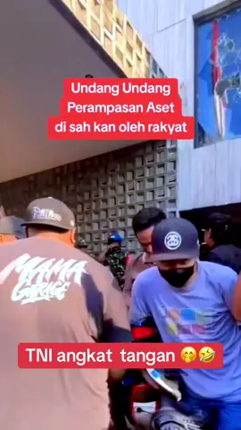 #demo   kali  inih  bawa  berkah    rakyat  gotong  royong    bawa  besi  dll  🤭🤭😁😁😁cuma  di  negri  kita  gays     negara   lain  pasti  senyum  😁liat  kondisi  negri  kita   sudah  habis  di  bakar     mobil  dll  di  pungut   besi  