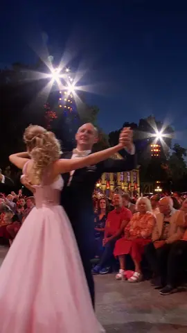 Today’s the day! 🍿 André’s Maastricht concert premieres in over 3,000 cinemas worldwide. Will you be there? 🎟 More info & tickets: www.andreincinemas.com 💿 Stream Rosen aus dem Süden now on Spotify, or watch the full piece in our Johann Strauss playlist on youtube.com/andrerieu 👉🔗 Links in bio! #music #classicalmusic #classical #violin #andrerieu #concert #livemusic #orchestra #🎻 #strauss #johannstrauss #rosesfromthesouth #rosenausdemsuden #maastricht #dance #ballroom #ballroomdance