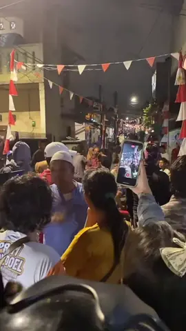 pengepungan rumah Syahroni dan ibu nya, terlihat situasi gang yang dijaga ketat oleh TNI dan penduduk sekitar karena ke khawatiran terjadi pembakaran brutal tentu imbasnya kepada perumahan penduduk sekitar. #syahroni 