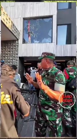 Rumah anggota Komisi III DPR RI sekaligus politikus Partai NasDem Ahmad Sahroni di Tanjung Priok, Jakarta Utara, digeruduk massa pada Sabtu (30/8/2025) pukul 15.00 WIB. Massa berdatangan ke rumah Ahmad Sahroni mengendarai sepeda motor. Terpantau, massa langsung berkumpul di depan rumah Sahroni dan menyuarakan kekesalan mereka atas ucapan kontroversial politikus Partai NasDem itu. Rumah Politikus Partai Nasdem tersebut juga dihancurkan & dijarah oleh Masyarakat.#KARO_News 