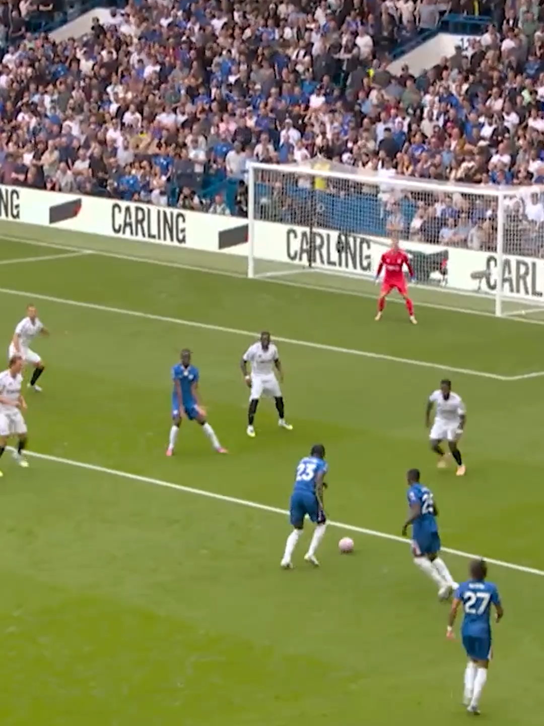 De VAR helpt Chelsea OPNIEUW, het staat 2-0! 📺. Wat vind jij van deze beslissing? #PremierLeague