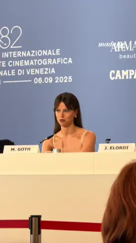 🎤 Conférence de presse avec #miagoth pour #Frankenstein réalisé par Guillermo del Toro #onregardequoi #venicefilmfestival #filmtok 