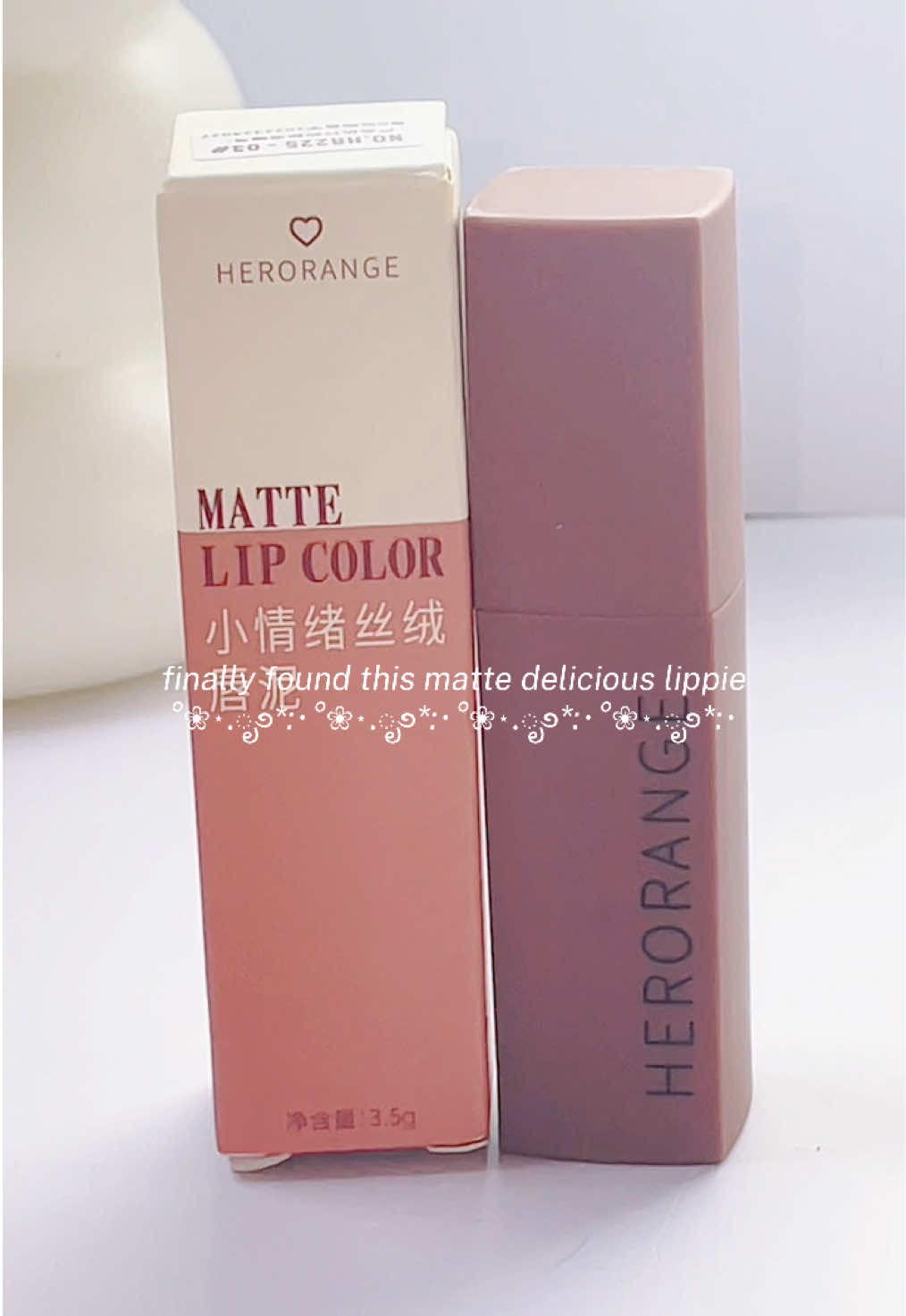 Fave ko talaga nga matte lippie khit dry ang akong lips 👄 kasi naman napakaganda kapag matte! Nagustuhan ko pa rito napaka creamy ng texture niya at ang smooth lang niya sa lips! A very must have 😭❤️ #mattelippie #matte #lipcolor #red #lipstick 