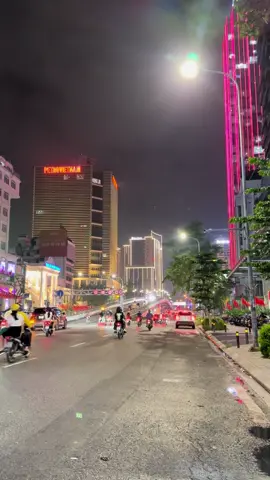 Anh đâu muốn xa con phố ta đã yêu… @Hà Nội Về Đêm ❤️ #langthanghanoi #hanoivedem❤️ #nhachaymoingay #xuhuong2025 