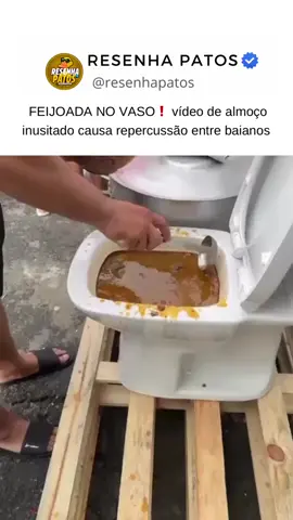 FEIJOADA NO VASO! vídeo de almoço inusitado causa repercussão entre baianos Um vídeo pra lá de inusitado viralizou nesta sexta-feira (29) em Salvador. Nas imagens, moradores aparecem preparando uma feijoada dentro de um vaso sanitário, servida com arroz colocado em um mictório e guardanapos improvisados com rolo de papel higiênico. A cena rapidamente tomou conta das redes sociais e dividiu opiniões. Enquanto alguns internautas levaram como brincadeira e riram da situação, outros não perdoaram: classificaram a ação como 