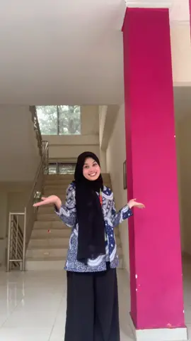 Hey hey! Aku di siniii 👋🏼 #ootd 