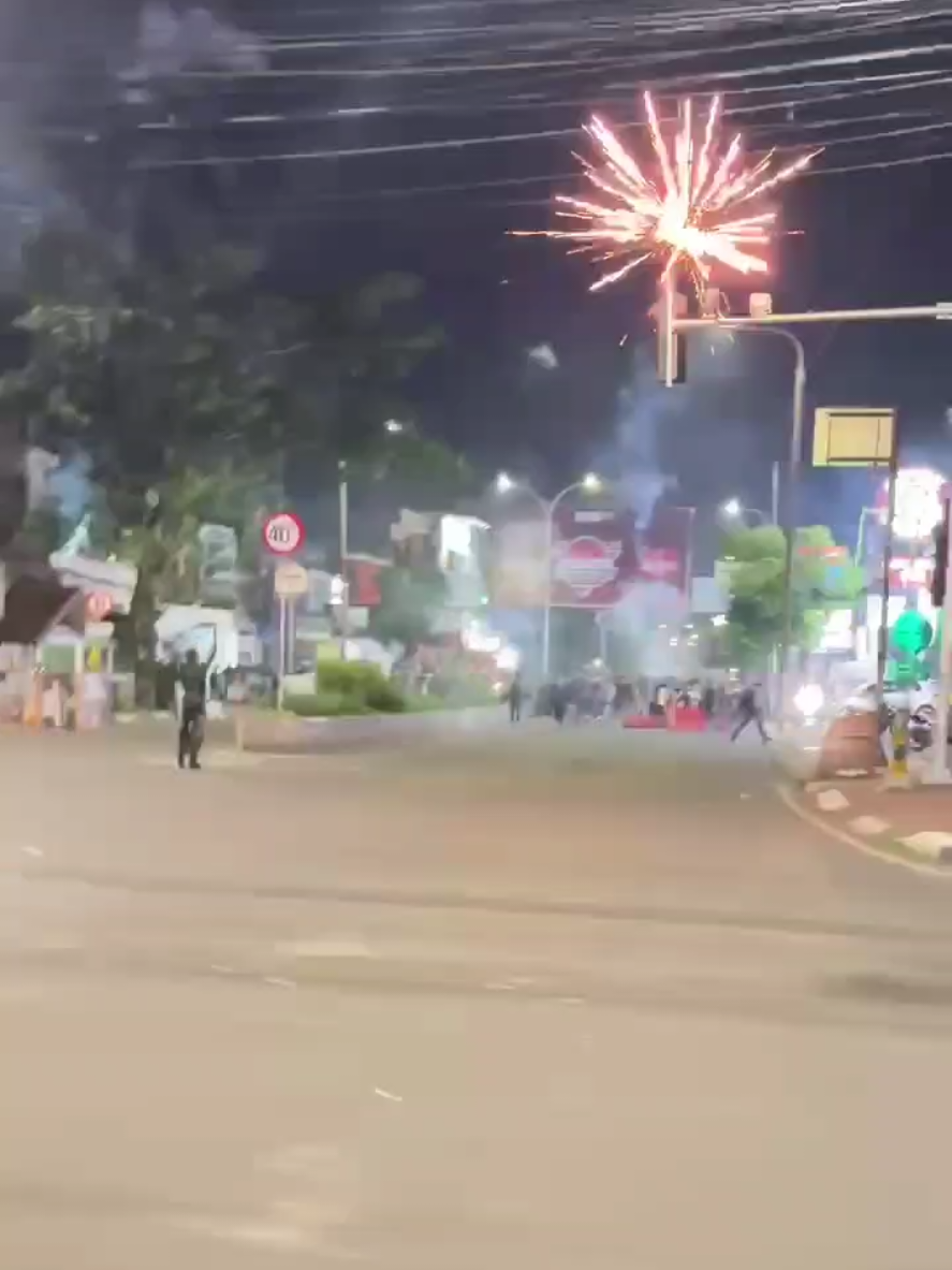 Masa aksi mulai berjalan menuju Polres Serang Kota. Lontaran petasan terlihat menghiasi lagi Kota Serang. warga Kota Serang dihimbau untuk menjauhi lokasi. sekitar ciceri-sumur pecung dan polres kota serang. Video : Eko Fajar / Radar Banten #aksi #demo #viral 