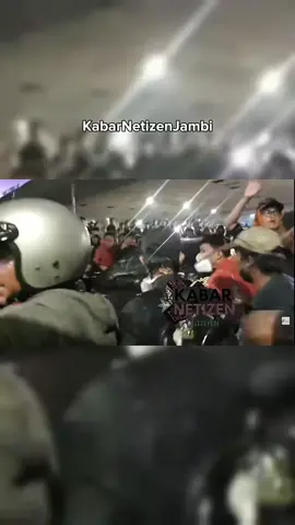Momen seorang ibu ibu yang dengan tegas melarang para demonstran untuk tidak melakukan aksi penjarahan pada mobil yang melintas di tengah kerumunan jalanan Jakarta pada 29 Agustus 2025  source:@/kabarnetizenjambi 