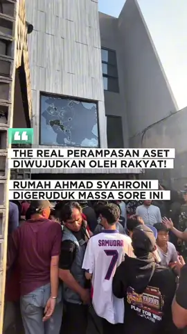 Rumah Ahmad Syahroni, Anggota DPR digeruduk massa sore ini. Warga mengambil barang barang yang ada di dalam rumah #dpr #demo #ahmadsahroni 