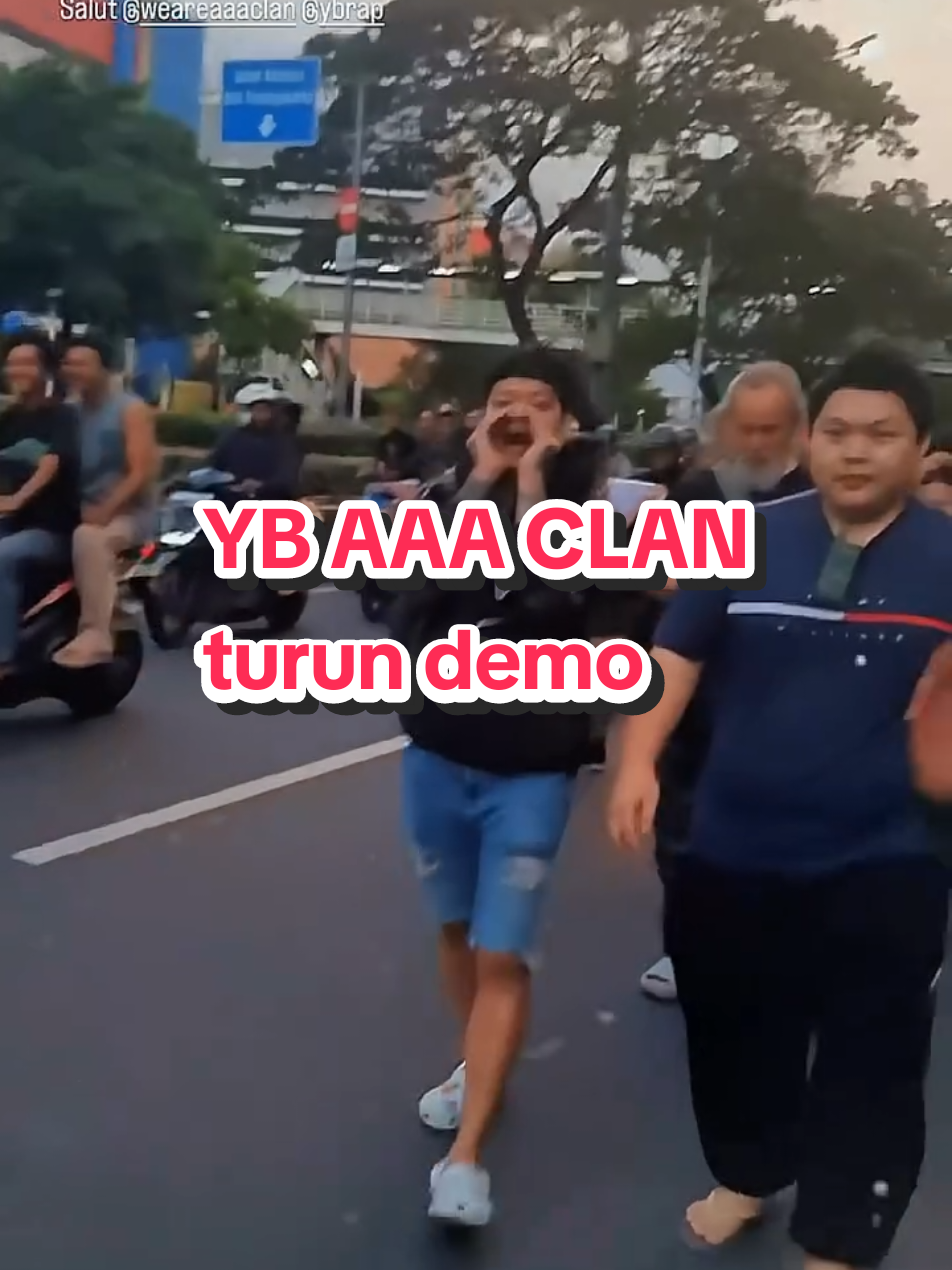 Reza Arap AAA CLAN ikut demo 🔥 panjang umur perjuangan ✨ . . source: weareaaaclan  #rezaarap #ybrap #aaaclan #tepe46 #bravy 