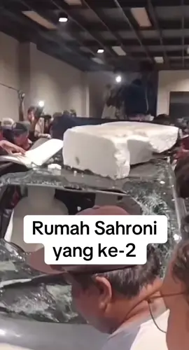 Setelah rumah pertama didatangi massa kali ini rumah kedua Ahmad Sahroni dikrudug massa.  Dua rumah milik anggota DPR RI Ahmad Sahroni di Tanjung Priok, Jakarta Utara rusak parah setelah diserbu massa, Sabtu (30/8/2025) Sore. Selain itu ada mobil Lexus dan Tesla yang terparkir di garasi tak luput dari amukan massa. Pantauan Republika.co.id di lokasi, hingga pukul 18.20 WIB masih banyak warga yang berdatangan dan menonton aksi perusakan tersebut. Ada dua rumah yang menjadi sasaran massa.