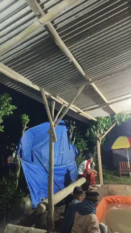pasukan mulai menyerbu dewan pemancingan