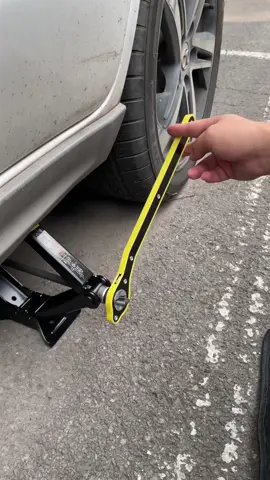 Jack wrench, suitable for all car models, effortless and convenient.#carjackwrench #automotivetools #vehiclemaintenance #carrepairtools #handtools 