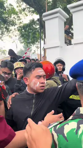 Pimpinan beserta anggota DPRD Kab. Cianjur menemui masyrakat yang sedang ber unjuk rasa namun di tengah kegiatan berlangsung terjadilah sesuatu yang tidak di harapkan, semoga kedepan tidak terjadi lagi kejadiaan yang bisa merugikan banyak pihak, terimakasih untuk masyarakat  dan aparat yang telah bekerja dengan baik. Lekas pulih Indonesia ku lekas pulih kampung halaman ku. #dprd #demo #cianjur #polri #tniindonesia🇮🇩 