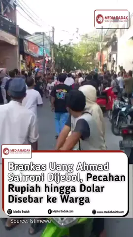 BRANKAS SAHRONI DIJARAH! Kericuhan di rumah anggota DPR RI Ahmad Sahroni, Tanjung Priok, memuncak pada Sabtu (30/8/2025). Massa berhasil menjebol brankas berisi uang pecahan rupiah hingga dolar AS. Uang itu kemudian disawer dan dibagi-bagikan ke warga sekitar di tengah kerumunan. Tak hanya itu, mobil mewah dan perabot rumah tangga ikut rusak dan dijarah. Aksi ini semakin memicu perdebatan publik yang menilai peristiwa ini sebagai bentuk “RUU Perampasan Aset ala rakyat. #mediabadak #AhmadSahroni #BrankasDijebol #BreakingNews #DPR 