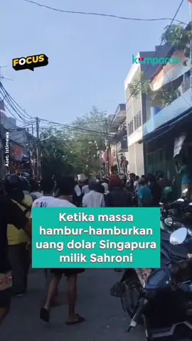 Massa menjarah rumah anggota DPR dari NasDem, Ahmad Sahroni, di kawasan Tanjung Priok, Jakarta Utara, Sabtu (30/8). Massa mengambil sejumlah aset milik Sahroni, salah satunya uang. Dari video yang diterima, massa yang mengambil uang itu kemudian menghamburkannya ke arah kerumunan. Massa yang berkerumun pun bersorak. Menurut salah satu warga, peristiwa itu terjadi pada sore tadi. Uang yang dihamburkan itu merupakan uang dolar Singapura (SGD) dengan pecahan 1.000. 