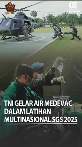 (Puspen TNI). Sejumlah prajurit TNI yang berasal dari Batalyon Kesehatan (Yonkes) Denma Mabesau menggelar Evakuasi Medis Udara (Air Medevac) yang menjadi salah satu dalam rangkaian kegiatan Latihan Gabungan Bersama Multinasional Super Garuda Shield (SGS) 2025 bertempat di Puslatpur TNI AD Baturaja, Sumatera Selatan, Jumat (29/8/2025).  Komandan Batalyon Kesehatan (Danyonkes) Denma Mabesau Letkol Kes dr. Ahmad Hendra Y. Sp.B., dalam keterangannya menyampaikan kegiatan Air Medevac pada SGS 2025 menjadi bukti bahwa TNI tidak hanya menyiapkan kemampuan tempur, tetapi juga memprioritaskan perlindungan kesehatan prajurit.  “Kehadiran unsur medis dalam latihan multinasional ini memperkuat interoperabilitas sekaligus kepercayaan antar negara mitra dalam menjaga stabilitas kawasan Indo-Pasifik,” ujarnya. Dalam skenario Air Medevac, prajurit yang mengalami luka di medan operasi mendapat pertolongan pertama sebelum dievakuasi ke Rumah Sakit Lapangan. Setelah distabilisasi, pasien dipindahkan menggunakan helikopter menuju fasilitas rujukan yang lebih lengkap dengan tetap mendapatkan perawatan medis sepanjang perjalanan. Sebelum pelaksanaan latihan, digelar Subject Matter Expert Exchange (SMEE) bidang kesehatan militer yang mempertemukan tenaga medis TNI dengan mitra dari Amerika Serikat, Prancis, Australia, dan Kanada. Forum ini membahas prosedur penanganan darurat hingga evakuasi medis udara, yang menjadi bekal penting dalam pelaksanaan latihan di lapangan. #tniprima #tnipatriotnkri #tnihargamati #tnikuatrakyatbermartabat 