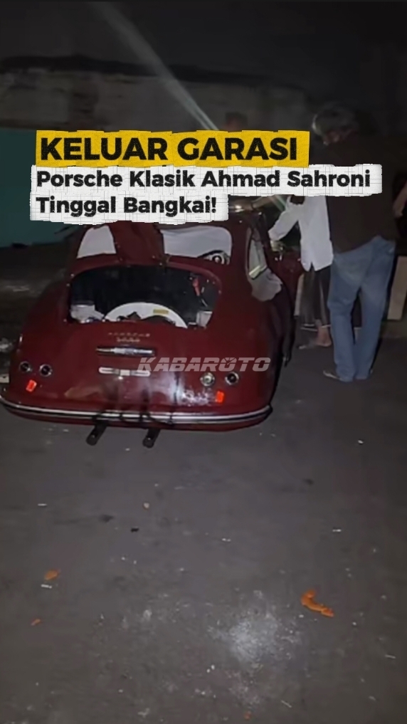 Ramai digeruduk massa! Rumah Anggota Komisi 1 DPR-RI, Ahmad Sahroni, menyisakan salah satu koleksi mobil klasik. KabarOto mengidentifikasi bahwa ini merupakan unit Porsche 356 1500 Super.  Kira-kira, ada koleksi menarik apalagi nih yang berhasil dispill? Coba kasih tau di kolom komen! #kabarotocom #ahmadsahroni #porsche #porsche356 #porsche3561500super 
