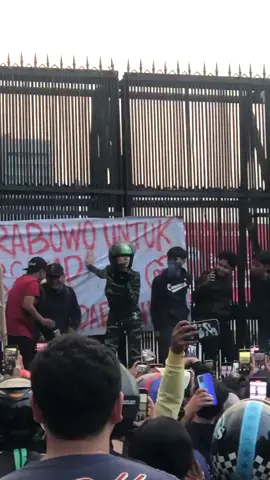 versi mba luna baru datang langsung naik ke gerbang DPR#dpr #demo #lucintaluna #jakartakeras 