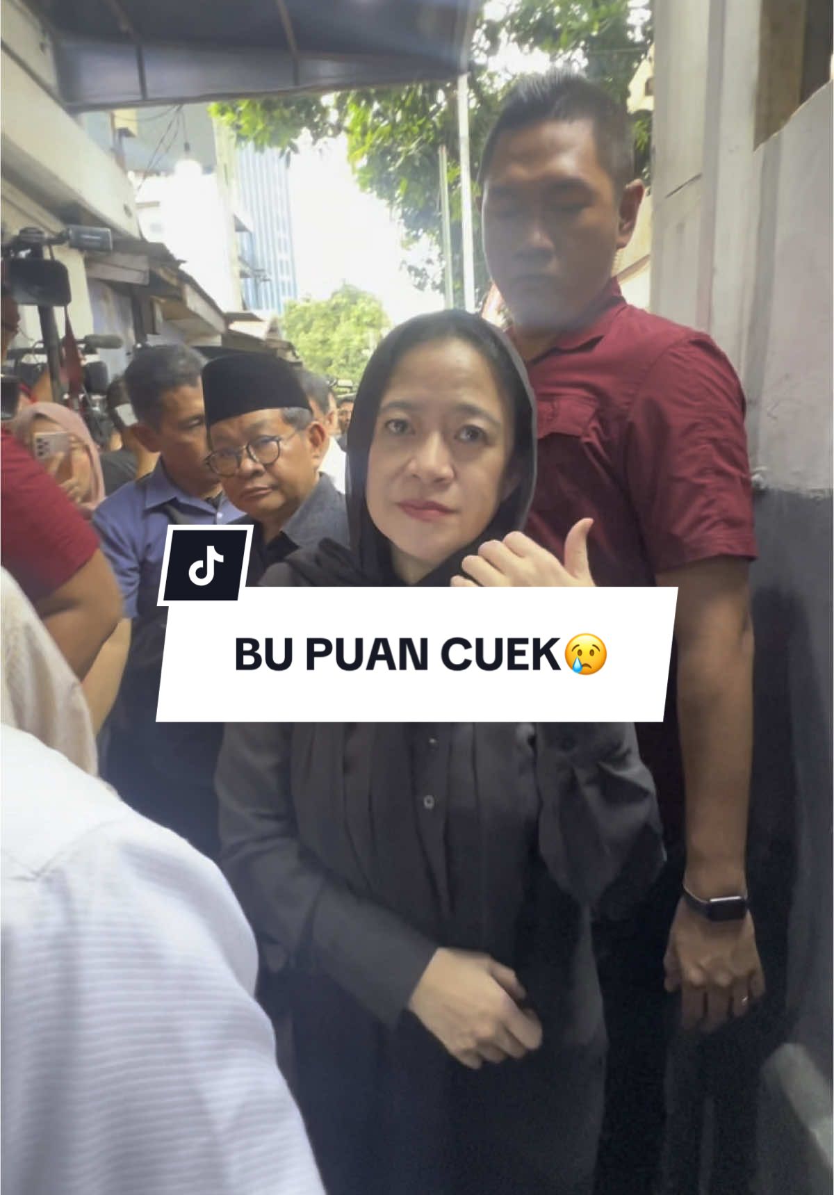 Bu saya bukan orang tolol seperti kata Ahmad Sahroni, tapi saya cuman mau nanya Bu.  Solusi Ibu sebagai ketua DPR apa Bu?