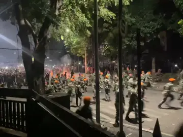 Di kwitang TNI diserang masa. Tolonglah guys TNI ga salah apa apa, mereka mundur bukan karena takut. Tapi mereka menghargai kalian gak kayak institusi sebelah yang nyiksa dan nyulik para pendemo. plis jangan jadi merembet kemana mana guys🥹 #demo #dpr #acab #1312 