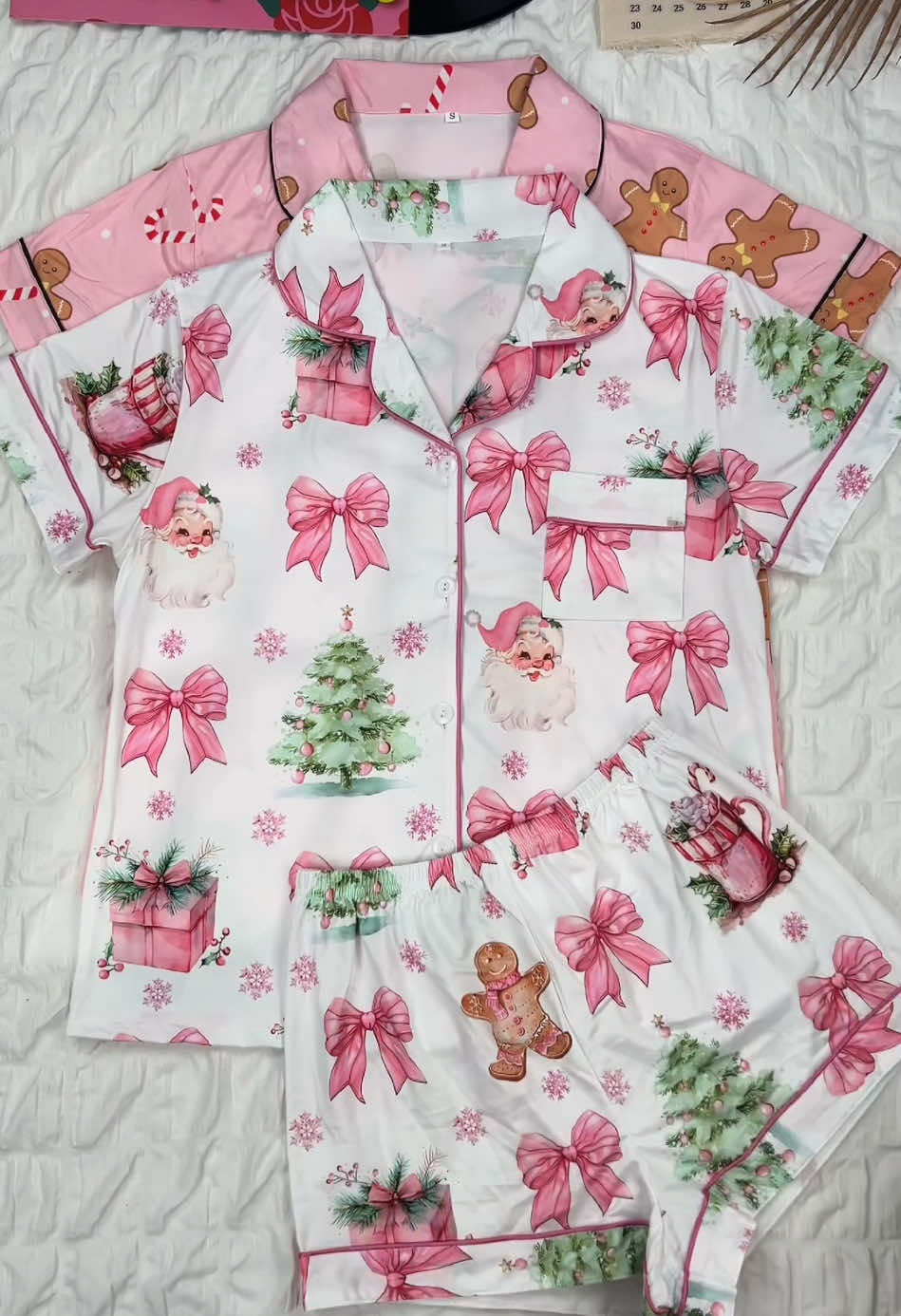 omg… these might be the CUTEST Christmas PJs I’ve ever seen 🥹 so comfy & soft 🎀☁️✨ #twopieceset #2pieceset #santa #christmas #christmasoutfit #pajamas #pajamaset #sleepwear #loungewear #s#spotlightfindst#tiktokmademebuyitt#tiktokshoplabordaysalet#tiktokshopcreatorpicksTikTokShopRestock 