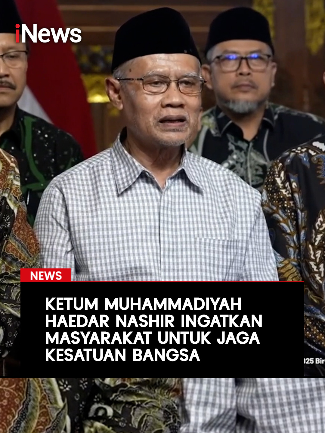 Ketua Umum (Ketum) PP Muhammadiyah Haedar Nashir menyampaikan seluruh masyarakat harus menjaga persatuan dan kesatuan. Sebab, hal itu sangat dibutuhkan dalam membangun masa depan bangsa. Hal itu disampaikan Haedar usai bertemu dengan Presiden Prabowo Subianto di Hambalang, Jawa Barat (Jabar). Pertemuan tersebut diikuti oleh 16 pimpinan ormas Islam. Adapun 16 ormas yang bertemu dengan Presiden Prabowo di antaranya Muhammadiyah, NU, DDII, Hidayatullah, AL Irsyad, Persis, MUI, Keluarga Besar Pelajar Islam Indonesia (KB PII), dan lainnya. Baca selengkapnya hanya di https://www.inews.id/news #iNews #DPRRI #PPMuhammadiyah #Muhammadiyah #HaedarNashir  #Demo #DemoJakarta