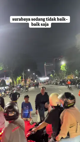surabaya lagi kurang kondusif hati-hati di jalan utk semuanya #surabayahariini #surabaya #demosurabaya #demo #gedunggrahadisurabaya 