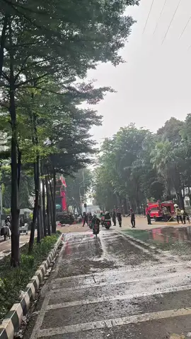 Terimakasih tni,polri,damkar,ppsu dan semua masyarakat yang terlibat. Semoga semua ini cepat berlalu dan indonesia menjadi lebih baik lagi. Cepat berdamai dan Sehat kalian semua🇮🇩🇮🇩🇮🇩🇮🇩#dpr #polisi #tni #damkar #foryoupage 